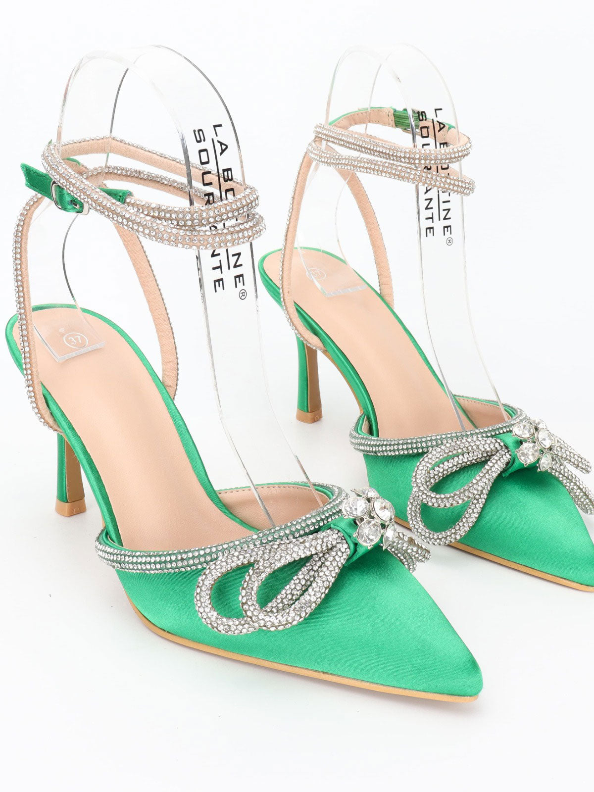 Natalie - Stilettos med rosett och rem som är utsmyckade med imiterad gjutning - White